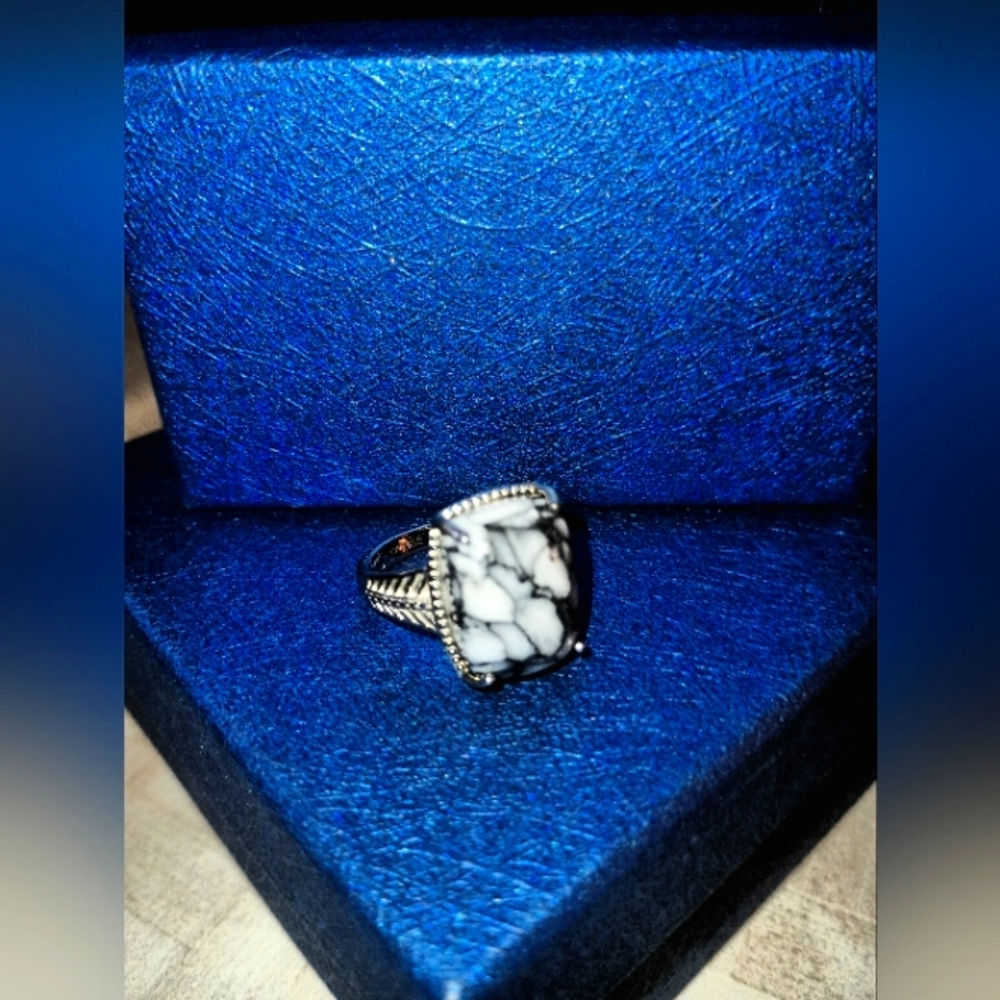 White Howlite Brass Ring sz 7